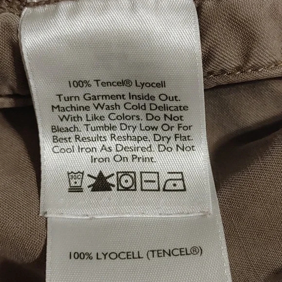 Eddie Bauer Women's sz Small Cargo Shorts in a Dark Sand Brown Shade - Picture 3 of 5